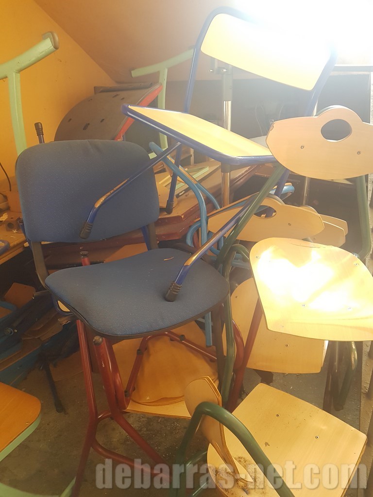 Débarras dans une école à Paris